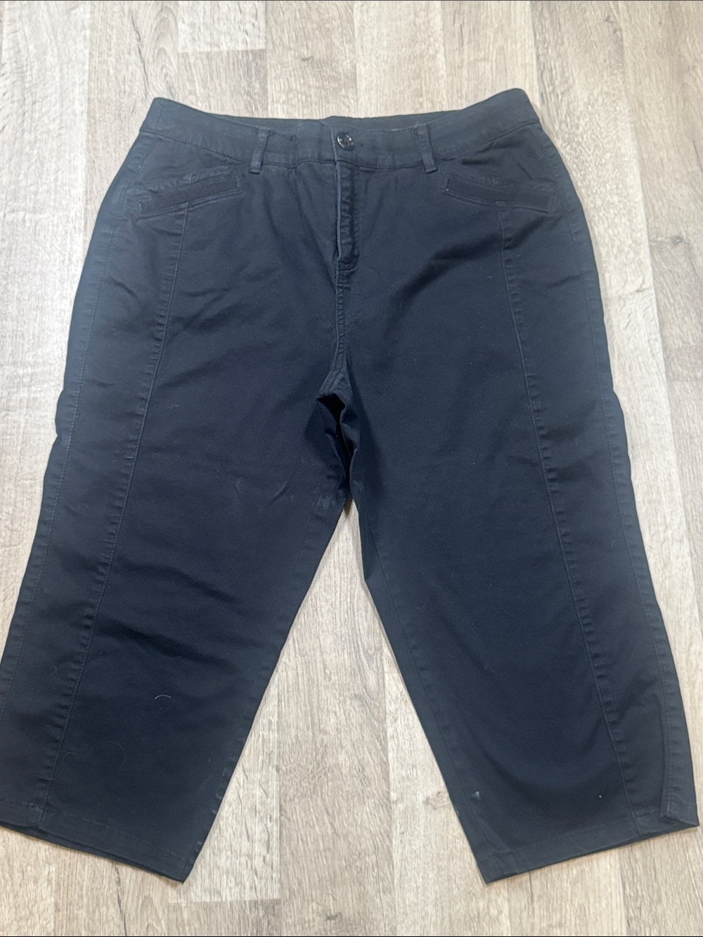 Intro. ❤️ love the fit. Women’s Black Stretch Casual capris. Size 14W.